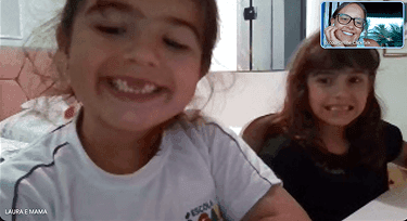 Alunas da ClickTalk sorrindo em aula