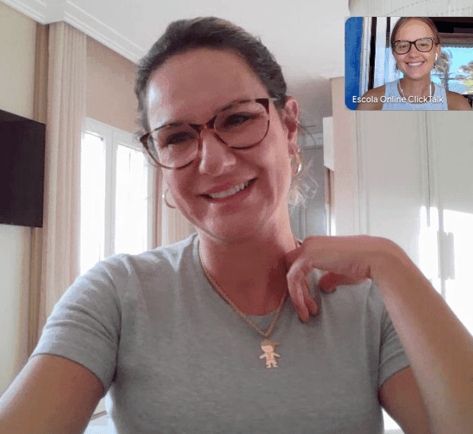 Aluna sorrindo em aula